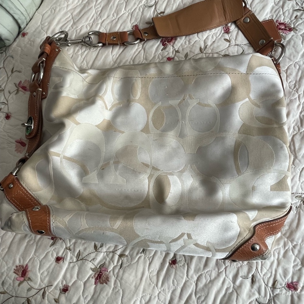 Coach Cream and Tan Leather Shoulder Bag with Slouchy Design - Picture 2 of 10